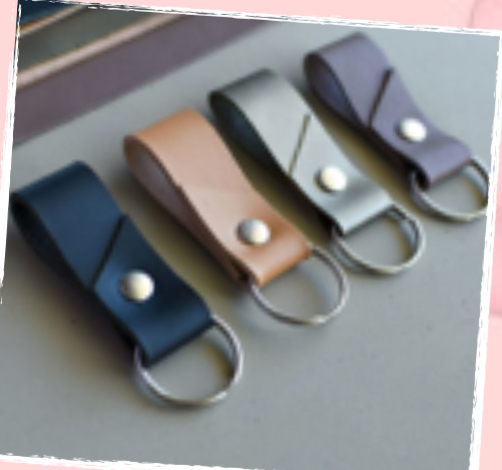 Брелок из кожи